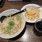 上海華龍 - 【2024.8.5(月)】本日のランチ①（塩味もやしラーメン＆五目チャーハン）950円→850円