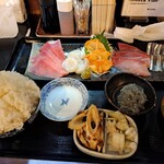 魚笑 - 刺身定食大盛り&おかわりで1200円