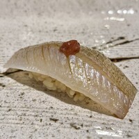 江戸前鮨 ぬけさく - キスの昆布締め 梅のせ