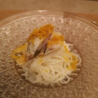 旬華 なか村 - 冷製蒸しハマグリのビーフン　カラスミを乗せて