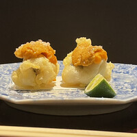 和食しんくろ - 淡路島の鱧フリットに蝦夷ばふんうにの「ハーモニ」。結晶塩にすだち