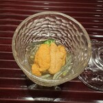 多仁本 - 雲丹の下には自家製心太。ほんのり辛子醤油で。お隣の席のインバウンドのお客様、理解出来るかしら？