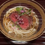 多仁本 - 柔らかなな上州和牛。下には万願寺唐辛子と牛蒡のきんぴらが隠れています。このきんぴらも美味。半田素麺いいですね。