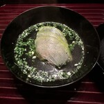 多仁本 - 冬瓜のスライスの下には生姜の効いた蓮根とすっぽんの真薯。ふわふわ。美味しくて卒倒しそう^^;