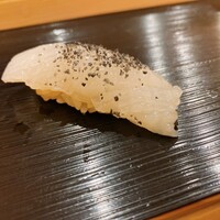 寿し じん - 剣先イカ　黒いのは塩です