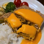 キッチン ブルー グローブ - 更にカット、チェダーチーズソースもタップリ！！