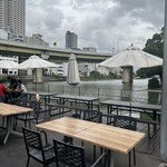 アール・リバーサイドグリル&ビアガーデン - この日は小雨がパラパラ