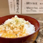 うどん処 重己 - 卵かけごはんは出汁醤油と天かすで