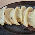 武道家 心 - 最後は餃子４５０円。皮はモチモチ、餡からは肉汁もありで良いのですが、正直、餡が少ないかなあ。