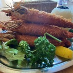 カフェ＆洋食屋ホーム〜Felice〜 - 皿の上で大海老フライが機械体操の如く積み上がる。