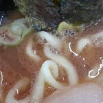 武道家 心 - スープなんですが、味濃いめがお店により違っているので初めてなのにコールしたわけですが、せっかくのクリーミーさを半減させることに。やっちまいました(涙)次回は絶対普通にするぞ！