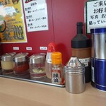 武道家 心 - カウンター上には味変アイテム達があります。あら「しょうが」があったとは、いま気付きました(汗)