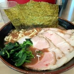 武道家 心 - しばらくしてやってきたのはチャーシューメン並1,050円。コールは味濃いめ。座った順に出てくるのかと思いきや、いわゆるファスロのなかで私が一番最後。内容により順番が変わるってことなのかなあ....