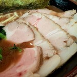 武道家 心 - レアっぽさありありなチャーシューが５枚。これがまた旨いのです！食べながら、関内の真砂家さんを思い出してしまいました。よくスープにからませてからご飯を巻いて食べるとこれがまた....