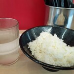 武道家 心 - 先に無料のライスが出てきました。ラーメン頼むと無料みたいで、隣席の人が大盛を頼んだら私の倍はありそなライスが....