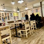 餃子食堂 マルケン - テーブル席側