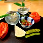 257600625 - 前菜7品。 ガラス器の中身は、ハモの南蛮漬けと蓴菜、まずは強い酸味ですきっと。 レモンもどきは、ハモの子。 鬼灯の中身は、、