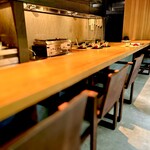 257600283 - 既に料理が作られ始めています。 本日、カウンターは僕一人。 マダムたち5名が個室で楽しまれてるようです。