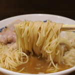 NIBOSHI MANIA - シャカリキ煮干ワンタン麺の麺リフト