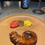 SOWER - “タコ、コーン、トマト”。何という異色の取り合わせ！タコ、あくまでも柔らかくそれだけで充分。コーン、トマトをソースに見立てて。