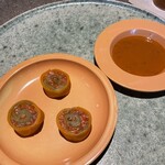 SOWER - “琵琶マス、コリンキー、万願寺唐辛子をコリンキーのソースで”。この繊細さ。万願寺唐辛子が雲竜状の細工に。コリンキー、初めて経験する味覚です。