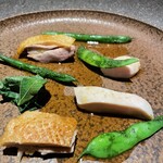 SOWER - こうなります。この皮のパリパリ感と味わい素晴らしいものがあります。単なる蒸し鶏風ではありません。