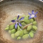SOWER - “枝豆豆腐下敷きと蛤の出汁餡”。立ち上がりの一皿。アメリカ人シェフの手によるものって信じられません。日本人の味覚をしっかりと捉えている…。