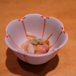 すし哲 本店 - お通しは北寄の湯引き（柔らかい）