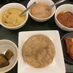 ナーガ・ラジャ - カレー3種、プーリー、タンドリーチキンなど