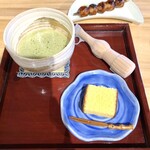 cafe青い小屋 - 抹茶・お菓子[カステラ]付き。パピコは店主さんから。みたらしは居合わせたお客さんから。