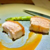 隼 - 皮つき豚バラ肉のクリスピー焼き　カリカリの皮としっとりした身のコントラストが堪らない！