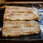 かぶと - 白焼き（上が天然、下が養殖）