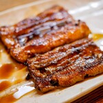 かぶと - 蒲焼き（手前が養殖、奥が天然）