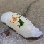 鮨匠 のむら - ⑮目一鯛(鹿児島県開聞岳沖産、2日寝かせ)、芽葱&梅肉載せ
      産卵は夏～秋、旬は夏～冬
      外見は色の薄く縞模様の残った黒鯛みたいだがモチモチ食感が独特の南方系の白身魚、脂がのった旨み&甘みが特徴で鮨にも○