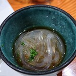 鮨匠 のむら - ①ところてん(のむらオリジナル、天草(テングサ)は静岡県西伊豆産)
      自家製ポン酢を付けて頂きます
      冷たくトュルンとした食感、喉越しも良く、暑気払いにぴったり