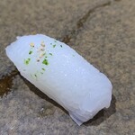 鮨匠 のむら - ⑭障泥烏賊(鹿児島県開聞岳沖産、5日寝かせ)、胡麻&削りカボス皮掛け
      産卵は春～初夏、旬は春～夏、寿命1年
      モチモチとした食感で甘みも強い
      寝かせにより軟らかく仕上がり、旨みと甘みが引き出されています