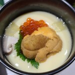 鮨匠 のむら - ⑩茶碗蒸し(餅・薩摩芋入り)、赤雲丹(兵庫県淡路島由良産)&解し筋子(北海道産)載せ
      3つの産地の赤雲丹、まずは由良
      赤雲丹と瞬間冷凍した筋子のイクラが載った贅沢仕様、トロトロな出汁茶碗蒸しウマウマ