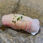 鮨匠 のむら - ⑲縞鯵(鹿児島県開聞岳沖産、釣り、1.8kg)
      産卵は秋～冬、旬は夏～秋
      最大で20kg弱まで成長するが美味しいのは3kg位迄
      美しい脂の入り方、旨み&甘みが素晴らしく、スッキリとした後味が軽やかです