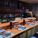 鮨匠 のむら - 店内は民芸風なデザイン、創作料理の割烹みたいな雰囲気、BGMはJAZZ
      お席はカウンター8席のみ
      凛とした空気感よりも寛いで楽しんで貰いたいという野村大将らしい空間です