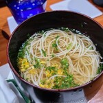 鮨匠 のむら - ㉖《厚生省「現代の名工」に選ばれ、黄綬褒章も受賞した陣川利男氏が作る》手延べ素麺(長崎県島原産、2年熟成)、削り蜜柑皮、鯖節(鹿児島県屋久島産)の出汁
      素麺はハリがあり鯖節のお出汁とベストマッチ