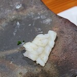 鮨匠 のむら - ⑪炙り九絵【腹身縁側】(鹿児島県坊津産、釣り、4.5kg、雌、5日寝かせ)
      ハタ系の腹身は脂の蓄積され、炙ると活性化してます
      個体の状態が良いので臭みゼロで濃厚な白身魚の脂の旨みを楽しみます