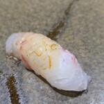 鮨匠 のむら - ⑯白星笛鯛(鹿児島県開聞岳沖産、2.9kg、4日寝かせ)
      産卵期は春～夏、旬は春～夏
      赤褐色ボディに1~2枚ある白い鱗が名前の由来
      脂のりが抜群で甘みと脂の旨みと身のアミノ酸の旨みが相まって極上です