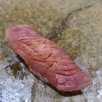 鮨匠 のむら - ㉗縞鰹(スマ、別称:星鰹、灸鰹)(鹿児島県開聞岳沖産)
      産卵は夏、旬は秋～冬
      しまが訛ってシマ→スマ
      身は鮪に近く本鮪中トロの様で身がしっとり軟らかい、酸味は少なく、脂が溶けて甘みと旨みがたっぷり