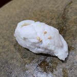 鮨匠 のむら - ㉘蒸し太刀魚(鹿児島県開聞岳沖産、釣り、3.8kg)
      産卵は海水温により春～秋、旬はほぼ通年
      超巨大な太刀魚は脂も強烈、蒸し焼きで脂分を落として、カボス果汁でさっぱりとした味わいにまとめてあります