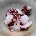 鮨匠 のむら - ⑥茹で真蛸(鹿児島県開聞岳沖産、雌、800g)
      産卵は初夏～初秋、1度目の旬は卵を抱く初夏~初夏、雌は繊維が軟らかく噛む程に香りと旨みが口腔内に拡がります。
      梅山葵、酢味噌を付けるのもオススメ