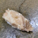 鮨匠 のむら - ㉙蒸し真穴子(長崎県対馬列島産)
      産卵は春～夏、旬は夏～秋、寿命は3年~7年
      オリジナル出汁醤油で1時間煮てから蒸したふわふわな真穴子、加熱による脂の活性化とサッパリ感を両立した美味しさ！