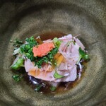 鮨匠 のむら - ⑫歯鰹(鹿児島県開聞岳沖産、2.8kg、3日寝かせ)のタタキ
      産卵は夏、旬は秋～冬
      鰹と歯鰹は別の魚で習性が異なり、その身も薄い桃色で、本来の味わいはサッパリ
      脂のりが良く、タタキなのに味わいは濃いめ