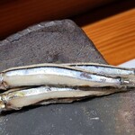 鮨匠 のむら - ⑧浅煮黍魚子(鹿児島県甑島列島産、雌、子持ち)
      稚鮎の様に丸ごと頂くので仄かな苦味が有り、親魚として包卵しているので卵の旨みも加わり複雑な味わい
      1匹目はそのまま、2匹目は自家製醤油、3匹目はお好みで