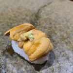 鮨匠 のむら - ㉓赤雲丹(佐賀県唐津産)
      2番目はいつもの唐津
      産卵は初秋～晩秋、旬は初夏～晩夏
      透明感のある上品な甘みが特徴、最初は舌の上に5秒ホールドしてゆっくり味わい、口の中で拡散する甘みを存分に堪能