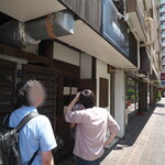 NIBOSHI MANIA - 店舗前。暑いので、皆日陰の方に並びたがる